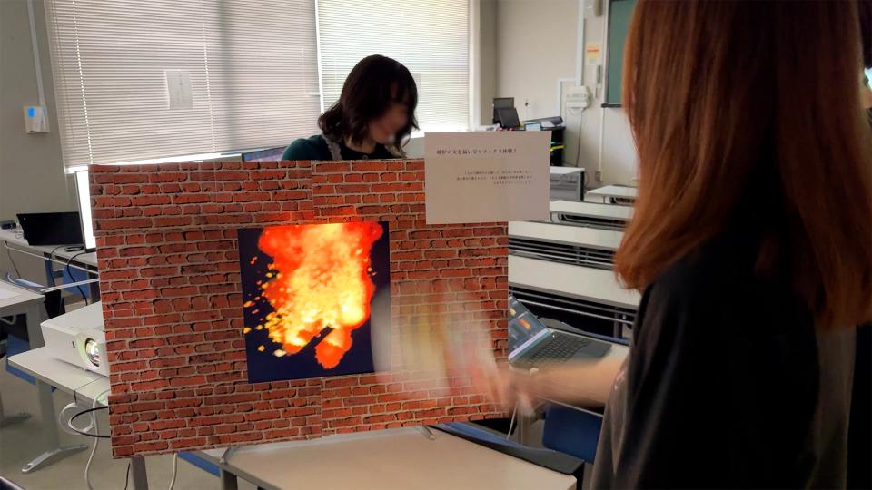 団扇に反応する暖炉