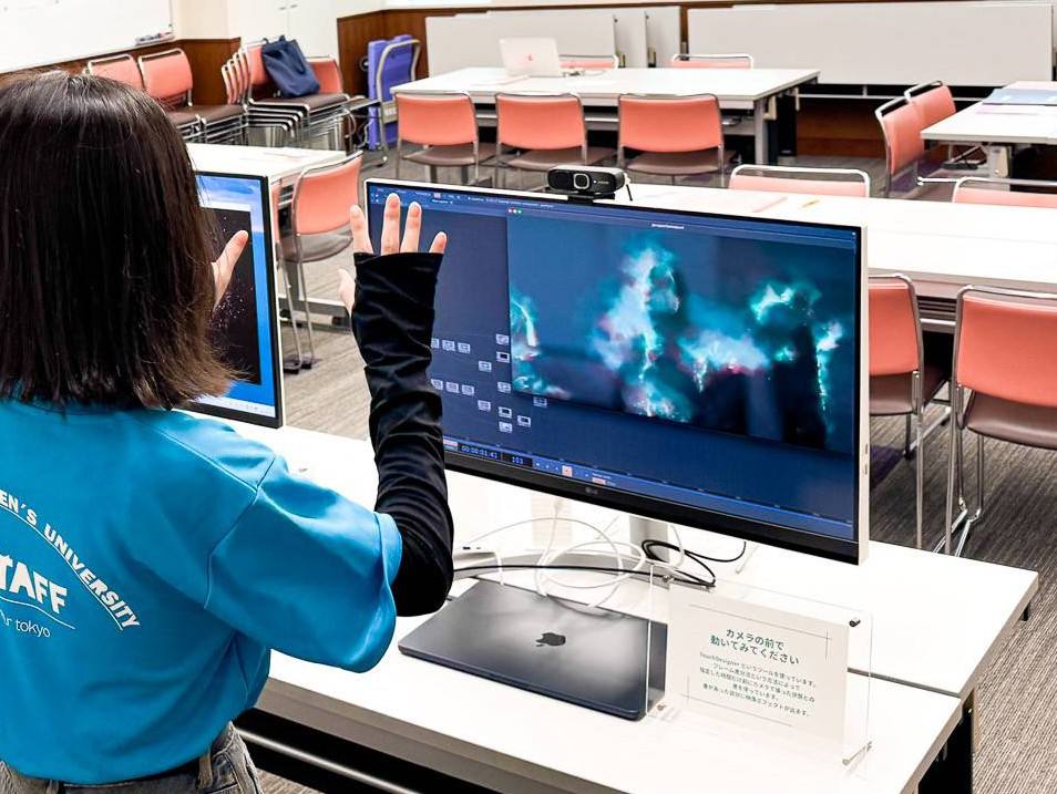 カメラに反応する映像