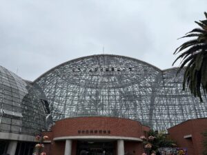 シャボン玉の中で授業！？フィールドワークで夢の島熱帯植物館へ