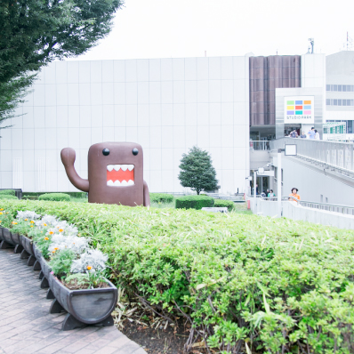 情報発信の街でスタジオを見学するツアー